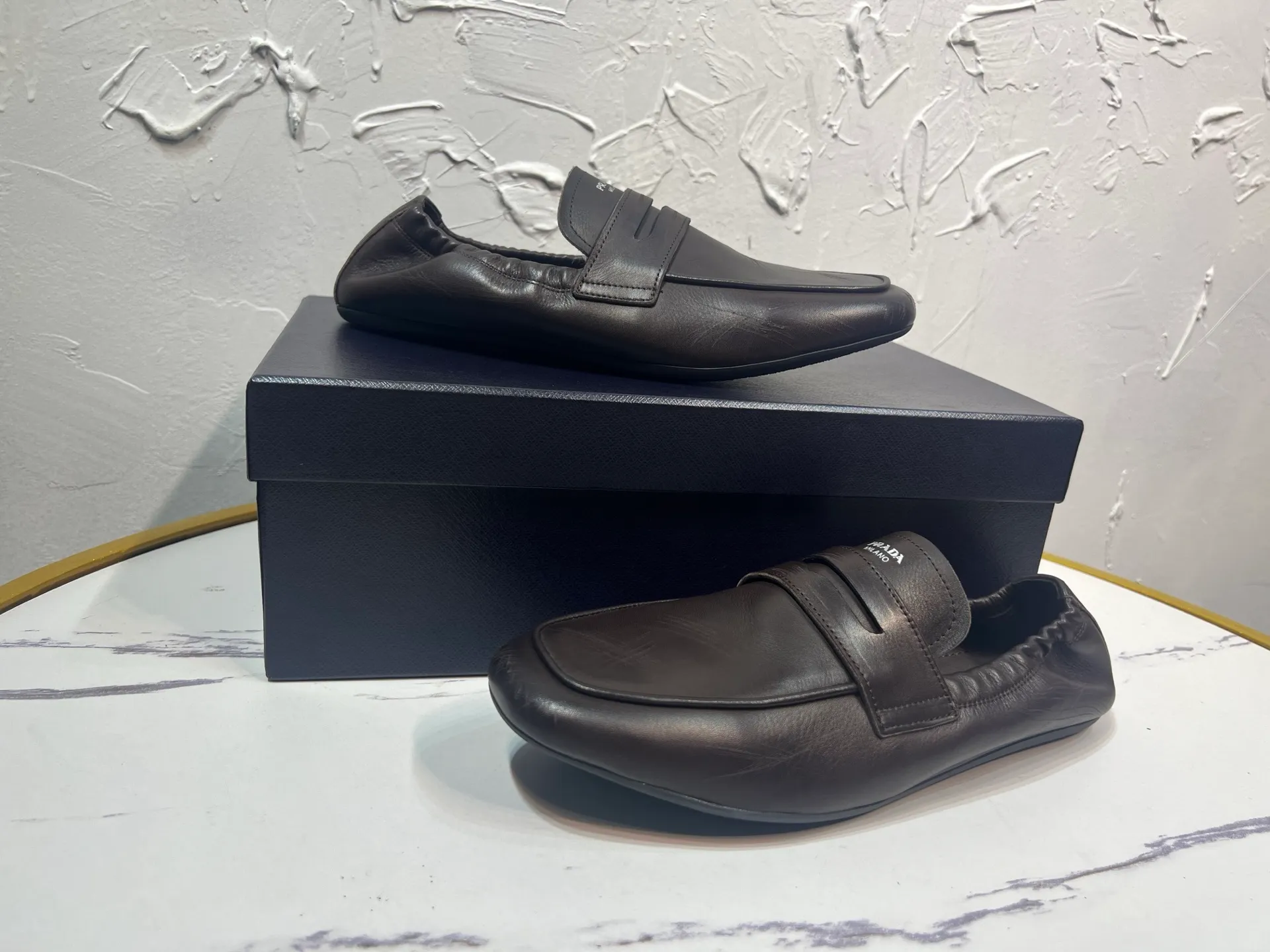 P780 prada derby2025 spring and autumn latest Prada one-legged retro men's loafers, Shuffle hollowed-out men's shoes, upper cowhide, lining and foot cowhide, rubber sole, black and brown 2-color original packaging Code number: 39-46